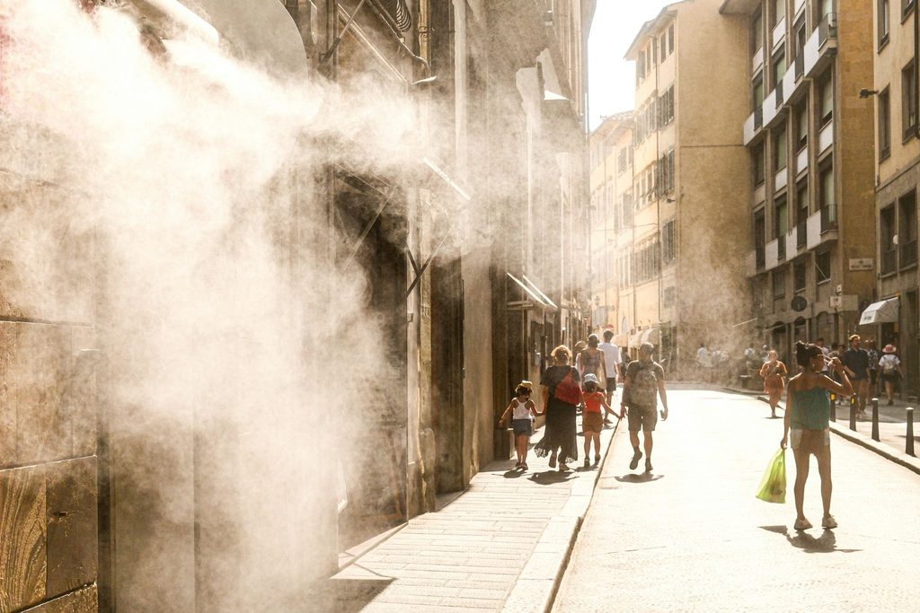 Ola de calor en Florencia, Italia (2025). 
https://unsplash.com/es/fotos/la-gente-camina-por-una-calle-soleada-con-spray-nebulizador-JImWptnMXBo 
